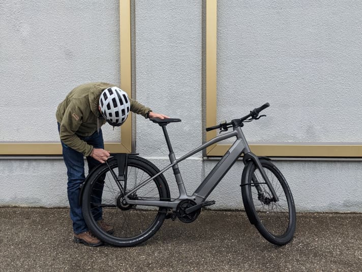 MYBIKE-Redakteur Uli Frieß verschafft sich einen ersten Eindruck über das Canyon Procede:ON AL