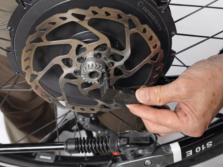 Pull the angled plug out of the motor at right angles to the direction of travel.