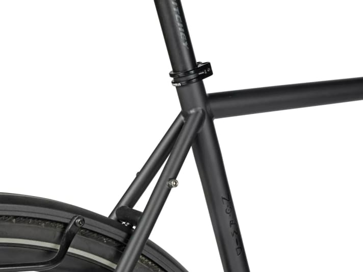 No visually recognisable difference: this frame was not welded behind the dyke, but in the Czech Republic. That saves a lot of money.