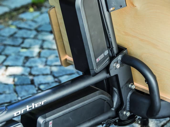 The two batteries with a total of 1,044 Wh are not electrically coupled. If one is empty, it must be replaced with a full one on the frame.