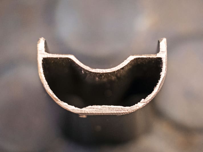 Eine Tubeless-Felge erkennt man unter anderem daran, dass sie im Felgenbett eine tiefe umlaufende Rinne hat, aber weiter außen, wo der Reifenwulst sitzt, ganz eben ist.