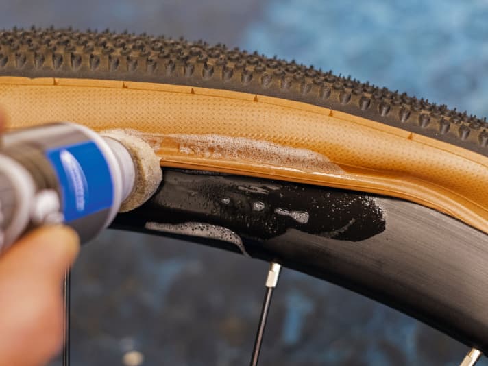 Due to the high friction between the rim flange and tyre over the last few centimetres, a mounting fluid is recommended.