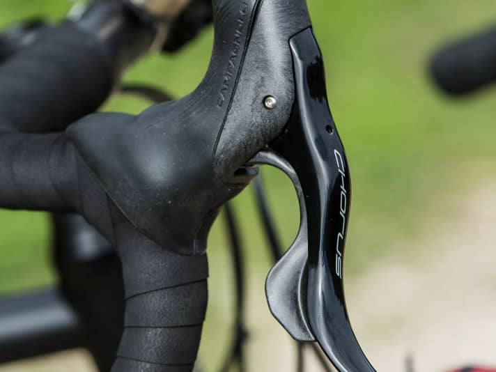 Although the shift brake levers, like the disc brakes, come from road bike supplier Campagnolo, the Rennstahl is not a road bike.