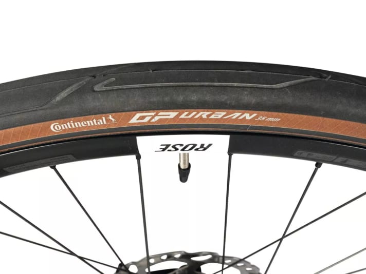 The barely tamed racing tyres deliver excellent rolling resistance, grip and damping on tarred roads.
