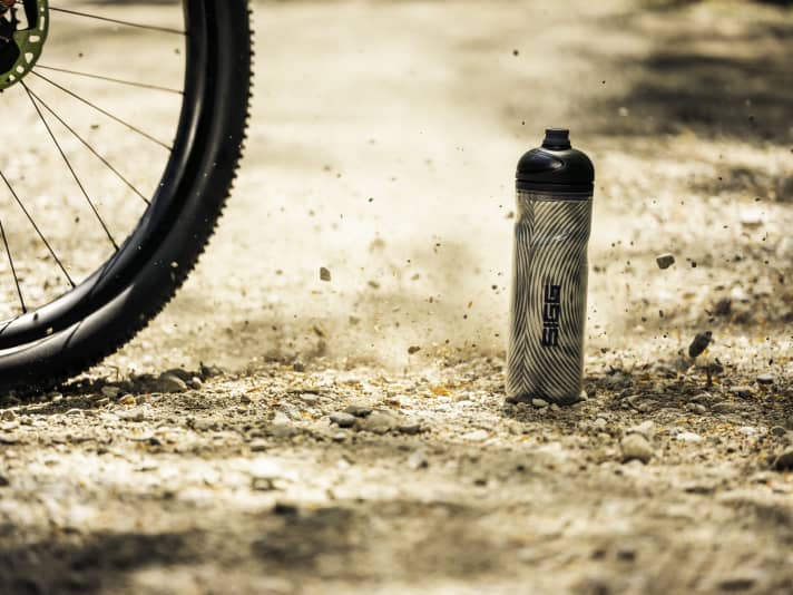 Die Thermo-Trinkflasche hält Getränke warm oder kalt.
