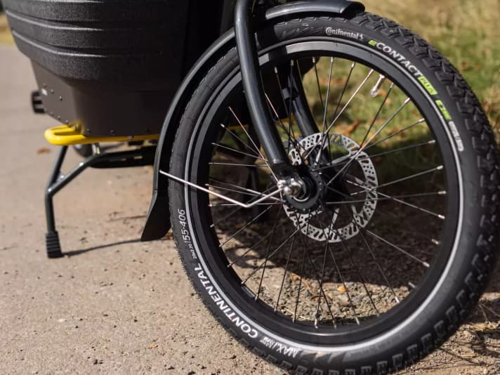 Continental promises low rolling resistance thanks to the tread pattern, greater visibility thanks to reflective strips and comfort.