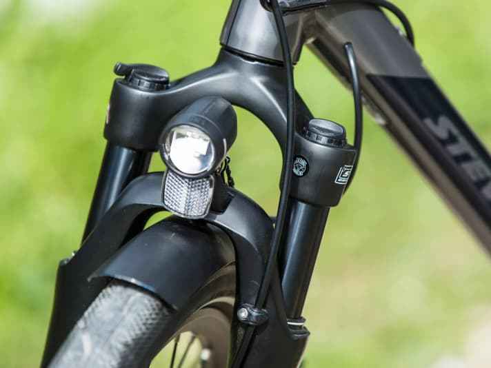 The front light of the Stevens Boulevard does not provide enough brightness for a relaxed ride in the dark.
