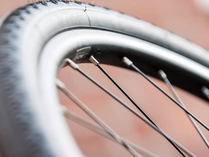 The design of the spoke hole arrangement improves the leverage ratio of the traction forces and makes the wheel laterally more stable, which benefits steering precision and cornering behaviour.
