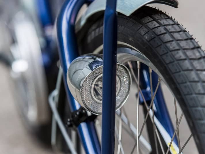 Leider ist die hübsch verchromte Retro-Leuchte (mit LED) vorn direkt hinter der Trägerstrebe montiert.