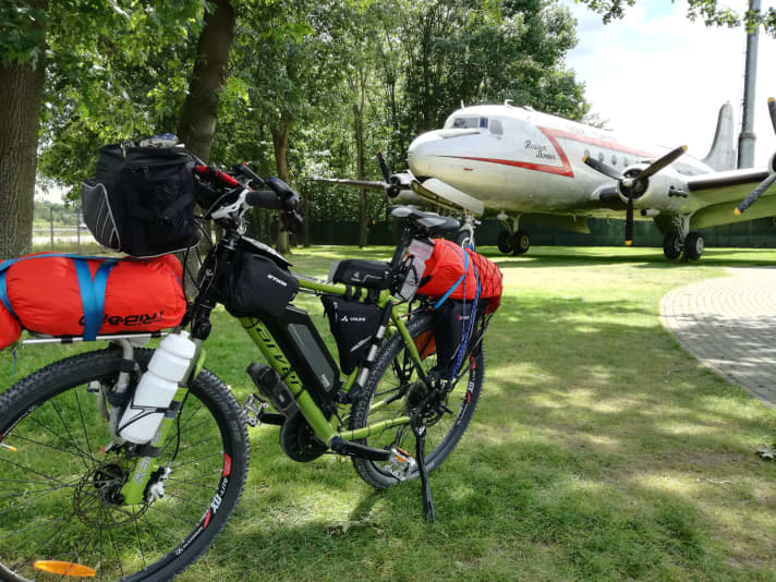 Travelling by bike - the fully packed bike by Alex Theiß