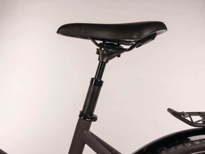 The telescopic seat post contributes to the riding comfort of the Brennabor.