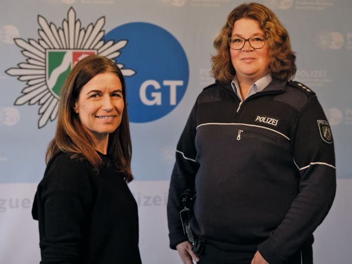 Pia Coulthard (left) and Jutta Möhring (right) work as road safety advisors in the Gütersloh district. They explain how accidents can be avoided.