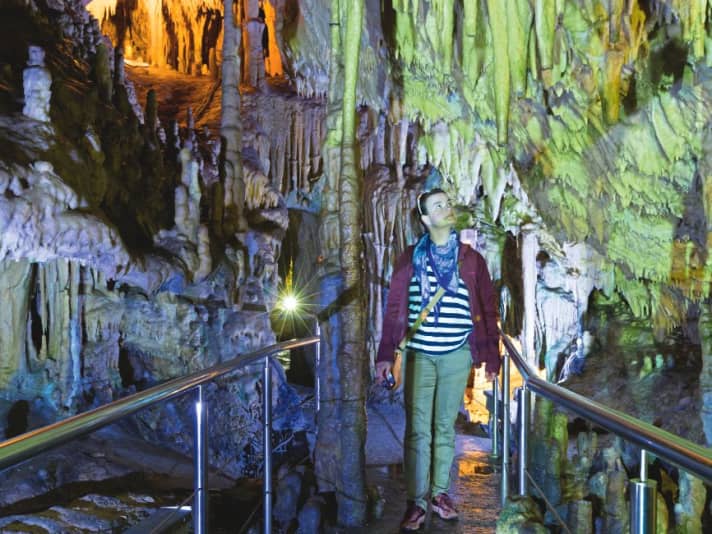 A natural spectacle straight out of a fairy tale. Explore the Glyfáda cave near Pýrgos Diroú, first by boat and then on foot