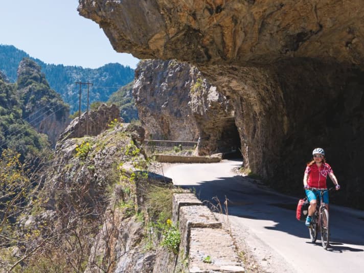 Spectacular descent in the Taygetos Mountains to Mystrá