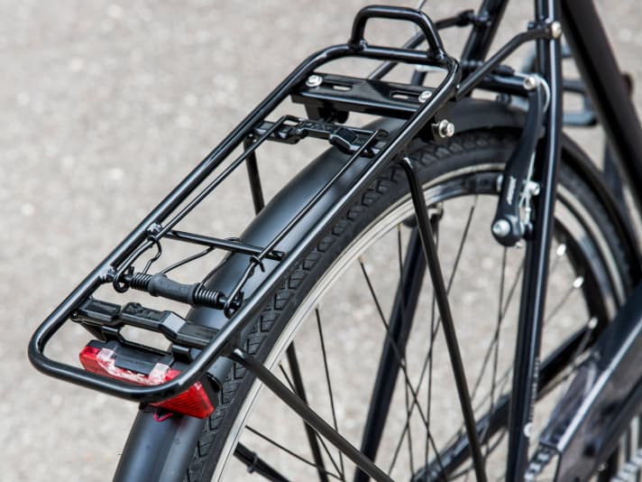 Der Gepäckträger ist aus dünnen Alu-Streben geschweißt und bietet für Gepäck über sechs Kilo zu wenig Seitensteifigkeit.