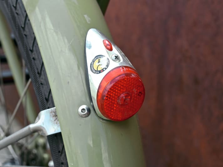 Designelement trifft StVZO: Die Leuchten passen perfekt zum Rad, sie komplettieren die coole Retro-Motorrad-Optik.