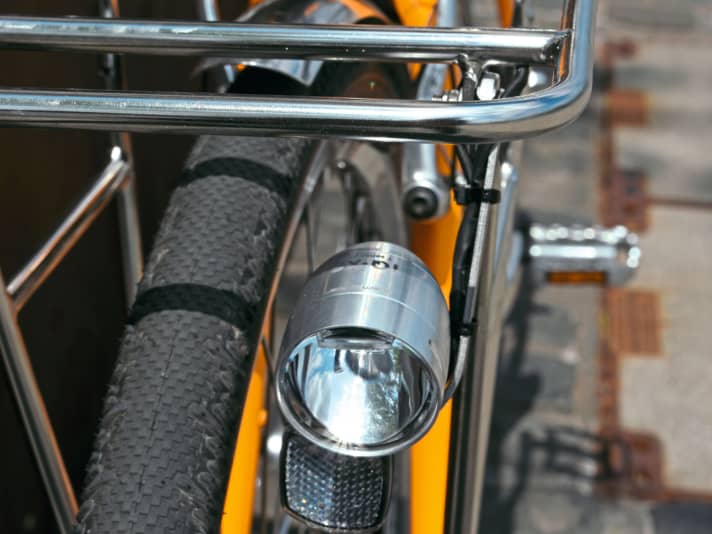 Die Lampe hängt asymmetrisch unterm markanten Träger, das gibt dem Rad ein individuelles, einprägsames Gesicht und gutes Licht.