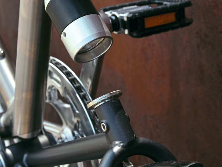 A magnet holds the rear triangle and frame securely together, whilst the black rubber buffer absorbs hard impacts, at least to some extent.
