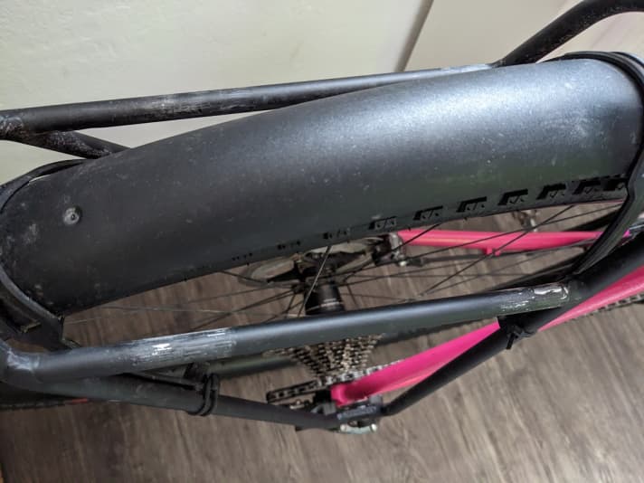 Nach einigen Hundert Kilometern Nutzung hat die Seitentasche Spuren am Ortlieb Quick Rack hinterlassen.