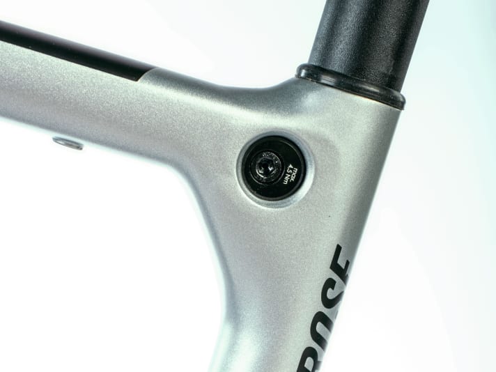 Beautifully integrated: seatpost clamp with locking screw on the Rose.