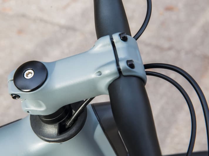 Kabel und Züge wandern am oberen Ende des Steuerrohrs in den Rahmen.