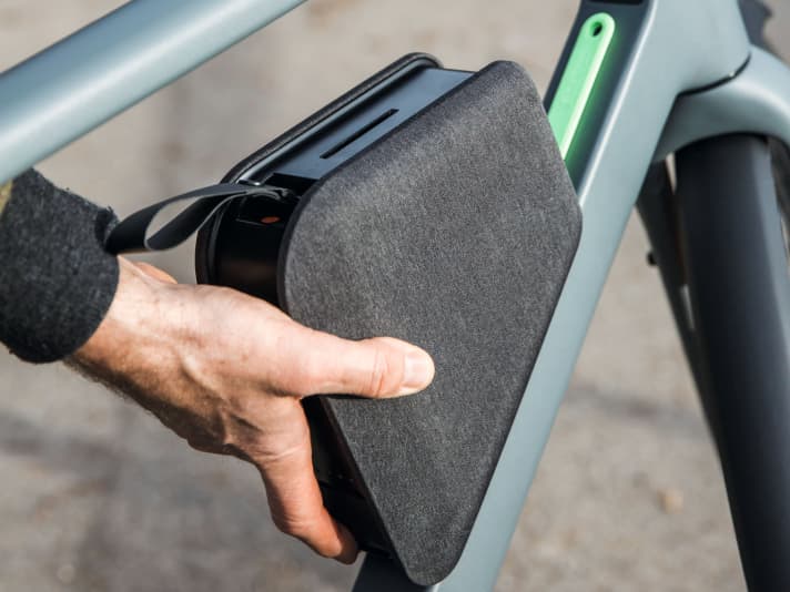 Gut: Die Akkutasche (Smartpack) wird auf dem Unterrohr kraftschlüssig in einer Schiene geführt.