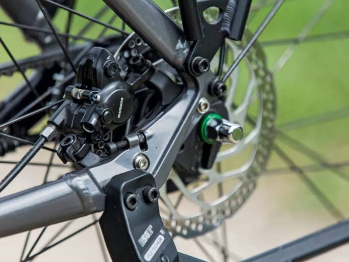 The belt line and rear wheel with slider axles can only be precisely aligned with adjusting screws on both sides.