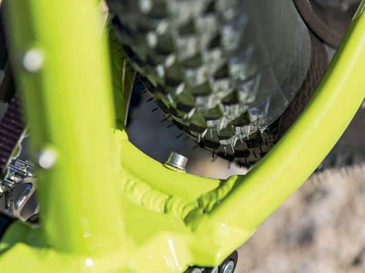 To accommodate the monster tyres, the frame and fork are generously designed.