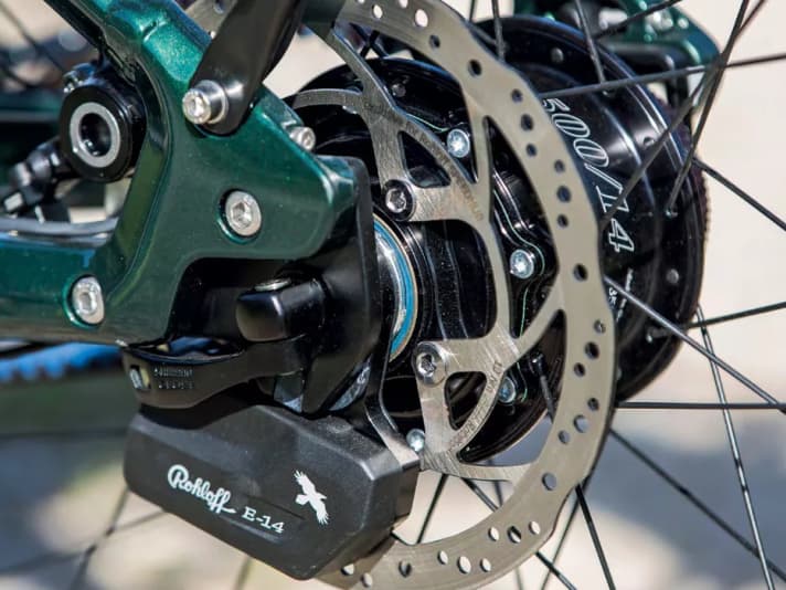 Convenient: electromechanically shiftable 14-speed Rohloff gearbox with shift actuator.