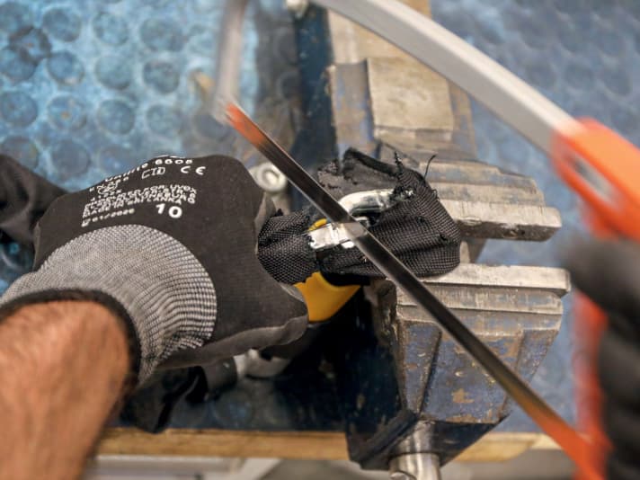 A bike lock is only as strong as the post you attach it to. We put ten heavy-duty locks and six lightweight alternatives for travelling through an endurance test. Not every lock was able to withstand our attempts to break it open.