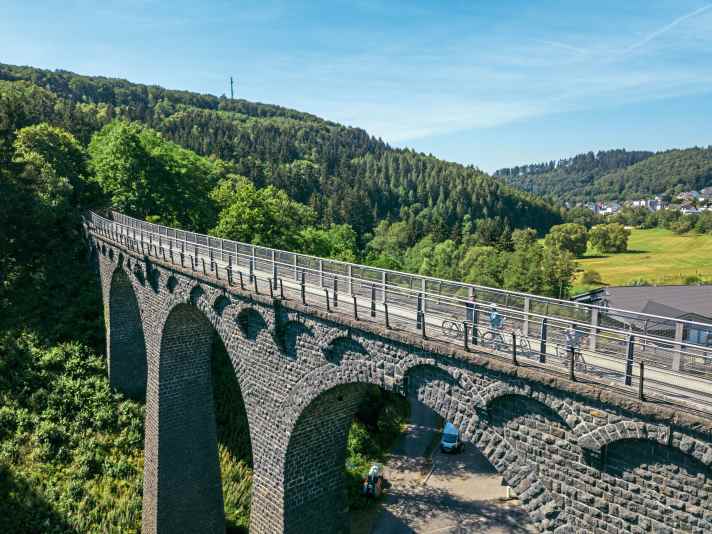 Highlight eines Bahntrassen-Radwegs: das Viadukt bei Daun am Maare-Mosel-Radweg.