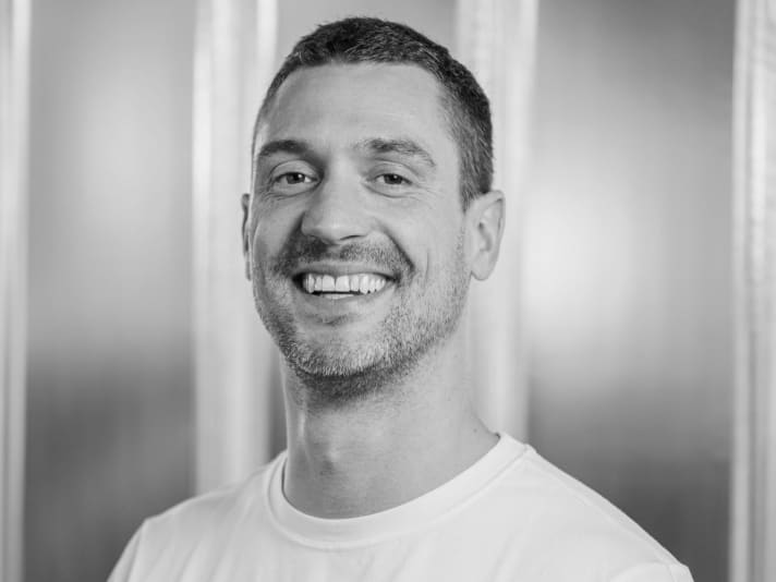 Neben seiner Rolle als Recycling & Sustainability Manager bei Schwalbe promoviert er über Pyrolyse als Recycling-Technologie für Gummiprodukte.