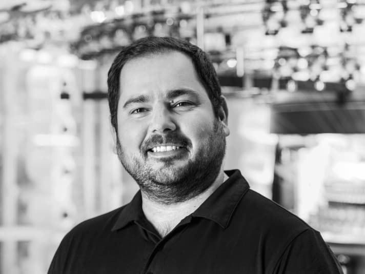 Sasa Stefanovic ist der Leiter der Strickerei beim österreichischen Sportkleidungshersteller Löffler.