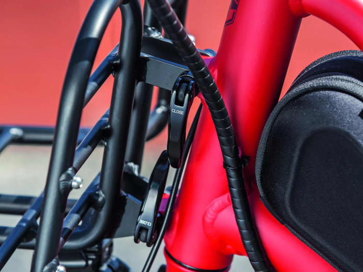 The front pannier rack can be quickly fitted or removed using quick-release levers.
