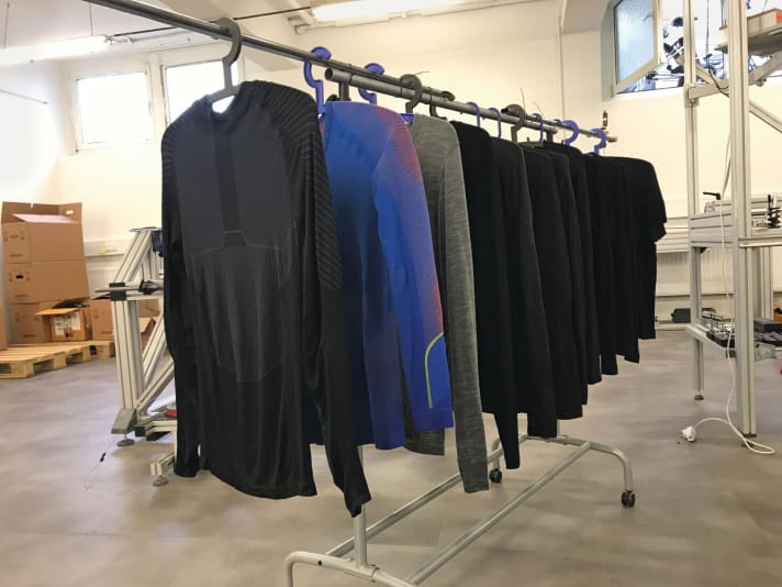 Alle Langarm-Funktionshemden wurden draußen, aber auch unter kontrollierten Ergometer-Bedingungen gefahren. Messungen zu Feuchtigkeitsaufnahme und Trocknungsverhalten ergänzten die Praxistests.