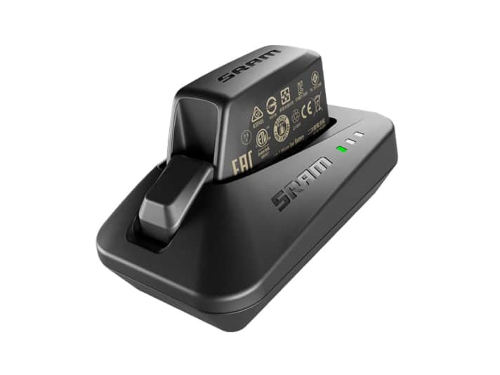 Le chargeur pour batteries AXS sera désormais équipé d'un port USB-C au lieu d'un port micro-USB.