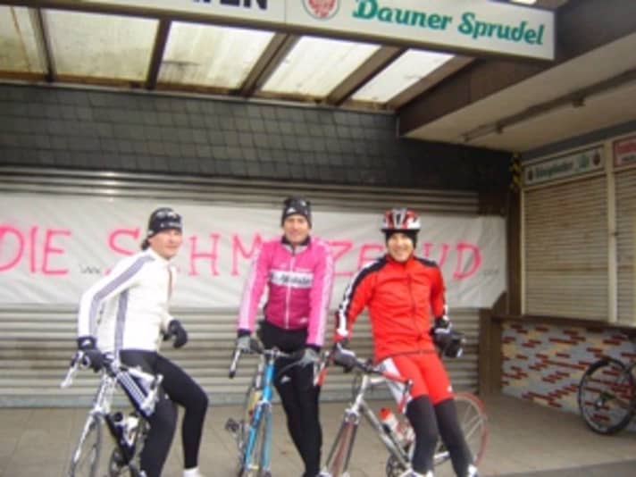   Auch jetzt noch treffen sich die Initiatoren vor "ihrer" Schmitzebud zum Radfahren 