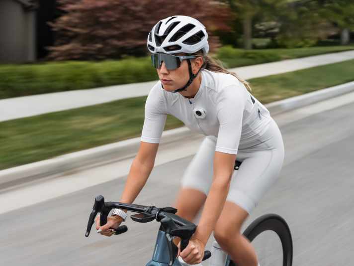 Die Kamera wird mit einer Magnet-Kette geliefert, die unter der Kleidung versteckt getragen werden kann. Daran lässt sich die Kamera einfach befestigen.