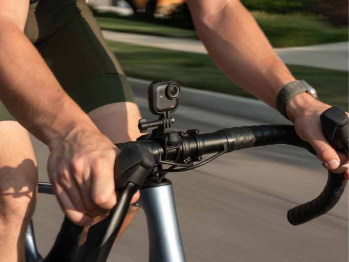 Mit weiterem Zubehör kann die Kamera auch am Lenker befestigt werden ...