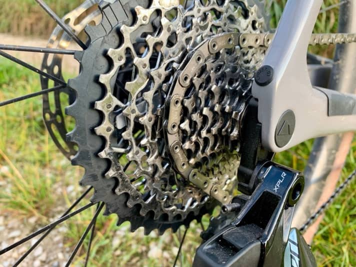   <a href="https://www.awin1.com/cread.php?awinmid=11768&awinaffid=471469&clickref=T+Sram+XPLR+Cassette&ued=https%3A%2F%2Fwww.rosebikes.de%2Fsram-xplr-xg-1271-kassette-2700096" target="_blank" rel="noopener noreferrer">Le revêtement nickel-chrome de la cassette, qui coûte 225 euros, est censé être particulièrement durable</a>*.