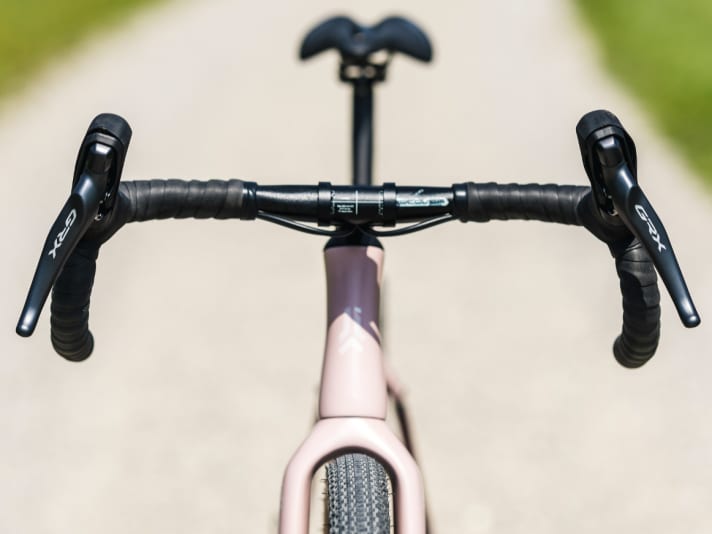 Les guidons avec un grand flare, c'est-à-dire des bras inférieurs très évasés, offrent un meilleur contrôle du gravel bike sur les terrains accidentés.