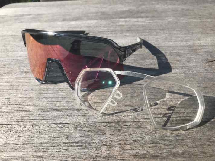 Das RX Insert wird mittels Klemm-Ösen auf den Sockeln des Nasenstegs fixiert