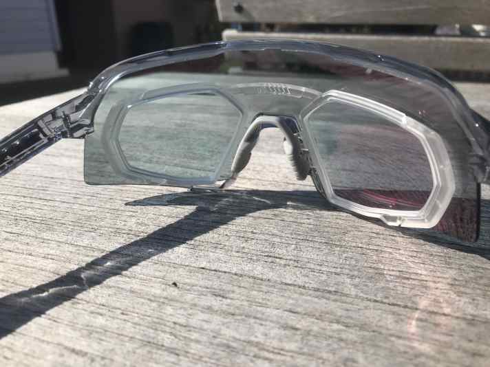 Die große Scheibe schützt die Augen sehr gut, der Optik-Clip schränkt das Sichtfeld zwangsläufig ein