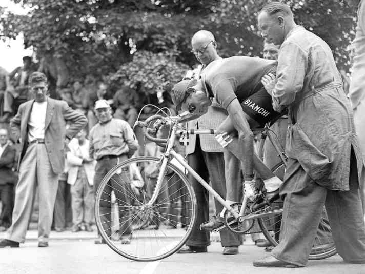 Details im Blick: Fausto Coppi, hier bei einem Zeitfahren der Tour 1940, kombinierte sein besonderes Talent mit akribischer Vorbereitung.