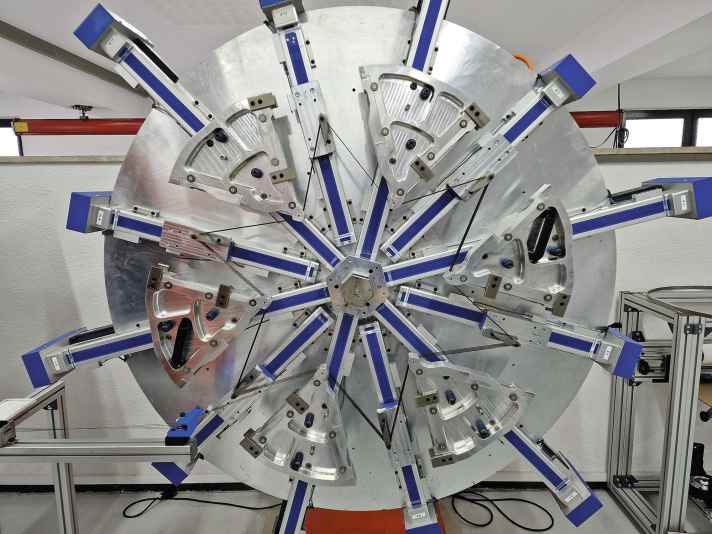 Handarbeit: Syncros fertigt Felge, Speichen und Nabenflansche als zusammenhängendes Carbonteil in einer Form.