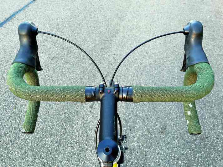 Essentials pour les cyclistes de course : ruban de guidon de Cosmic Sports