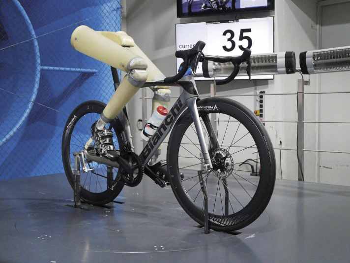 Fully developed - aero tuning is hardly worthwhile in the Ultegra class: integrated handlebars and fast wheels are already standard, improvements are only of a marginal nature