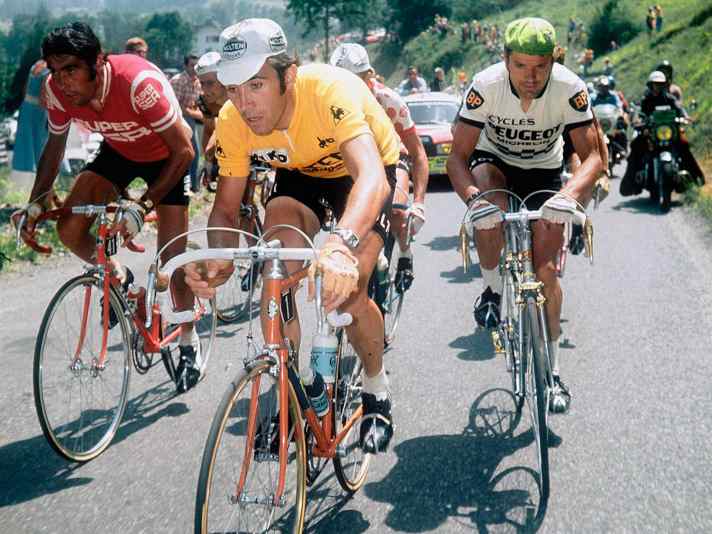 Bitteres Ende - 1975 lernt Merckx, inszwischen fünfmaliger Tour-Sieger, die Niederlage kennen. Auf der 11. Etappe, hier mit Luis Ocaña (links) und Bernard Thévenet, führt Merckx noch. Tage später bringt ihn der schmerzhafte Faustschlag eines Zuschauers aus der Spur. Thévenet gewinnt die Tour, Merck wird Zweiter