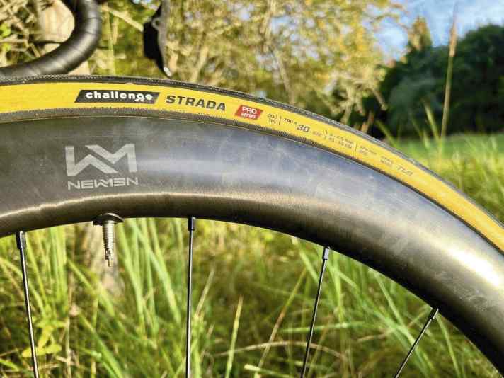 Das aufziehen des Challenge Strada Bianca Pro gelingt deutlich besser als beim Vorgängermodell