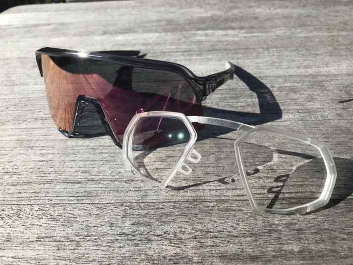 Der 100 % RX-Insert Optik Clip nimmt Einstärkengläser von +4 bis -6,75 Dioptrien auf